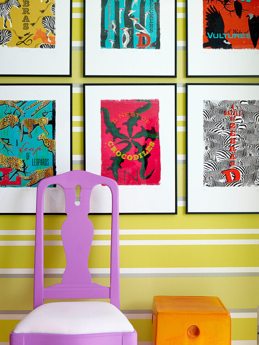 Fliederfarbener Stuhl und gerahmtes Kunstwerk mit gestreifter gelber Tapete