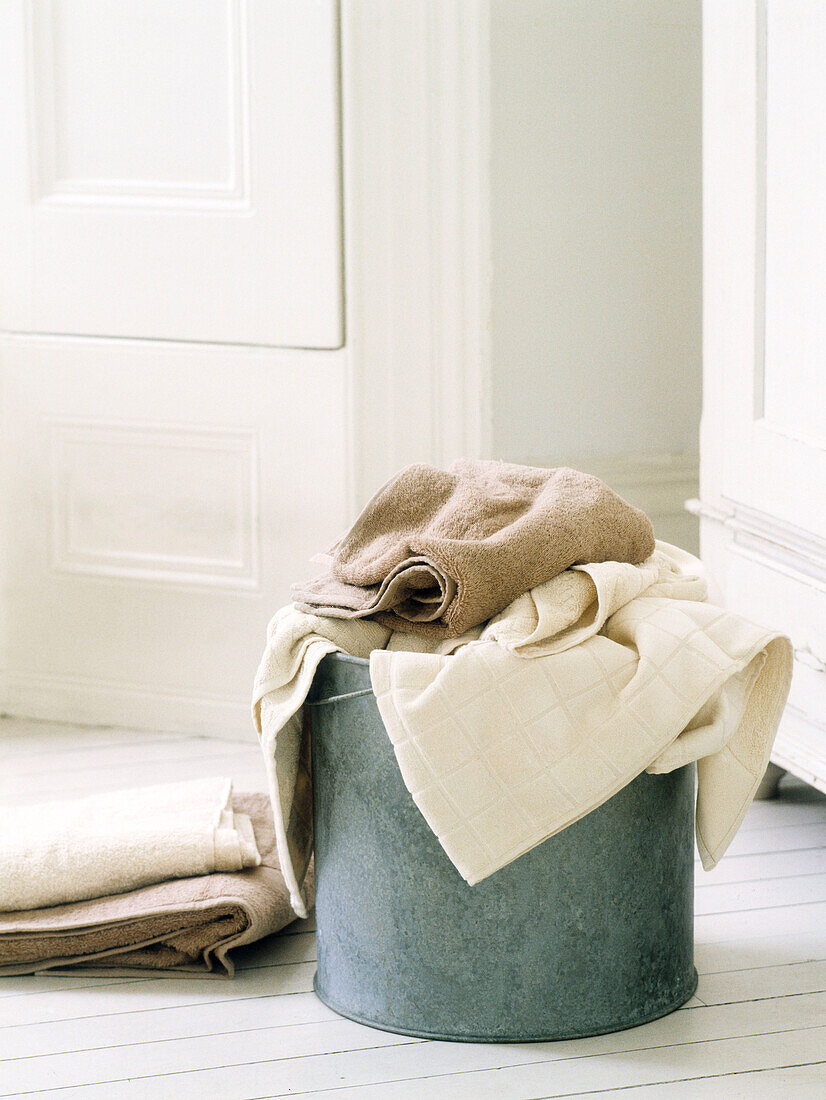 Wischeimer und unordentliche Handtücher für die Wäsche