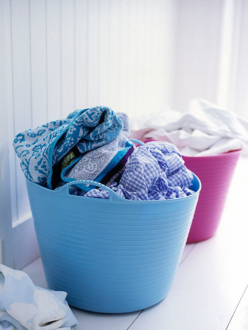Handtücher und Bettwäsche für die Wäsche