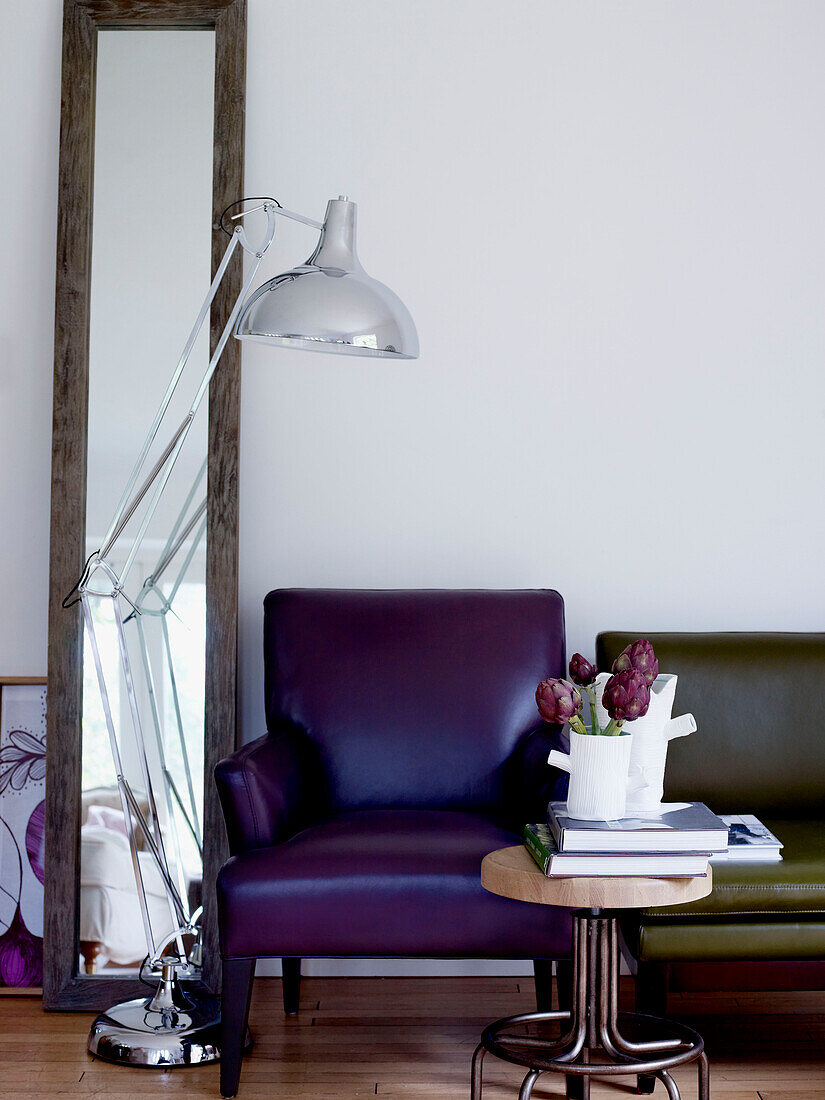 Violetter Ledersessel mit übergroßem Winkelspiegel und Spiegel in voller Länge