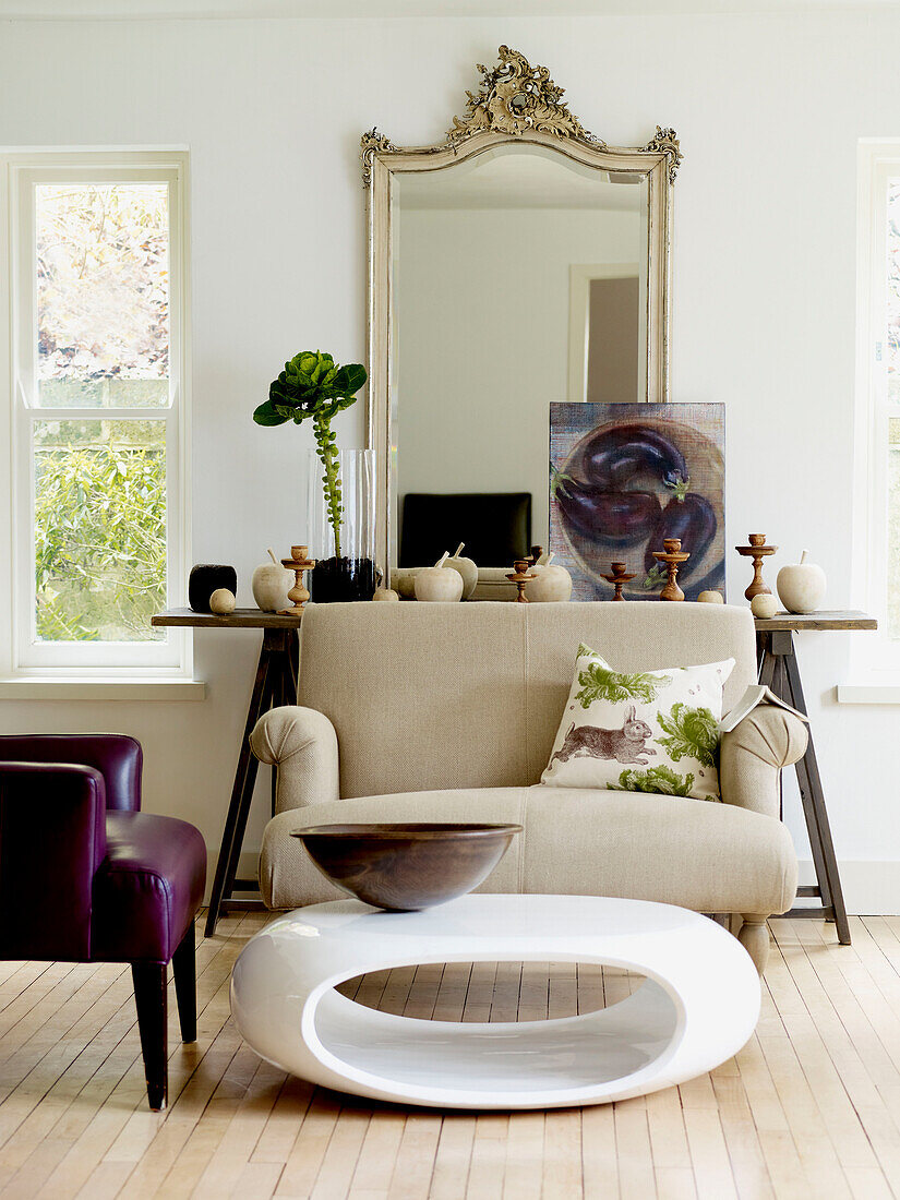 Spiegel mit zweisitzigem Sofa und Retro-Couchtisch