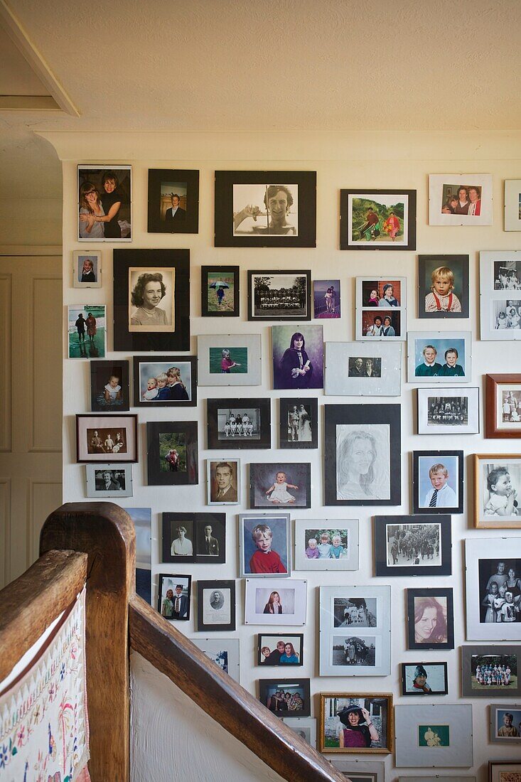 Umfangreiche Ausstellung von Familienfotos im Treppenhaus des Hauses Cranbrook, Kent, England, UK