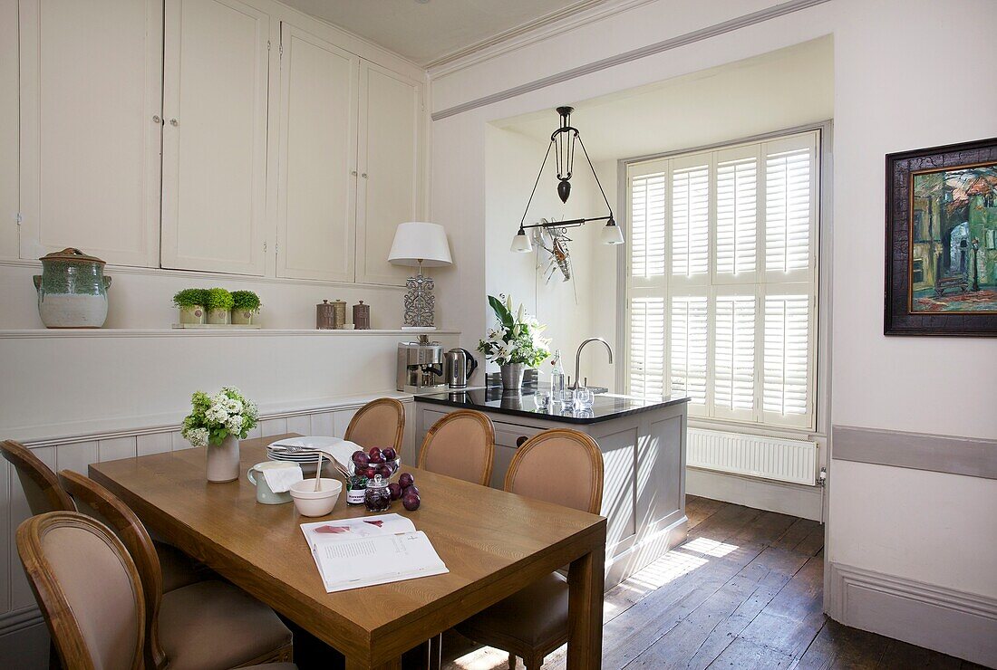Sonnenbeschienene Küche und Essbereich mit eingebautem Stauraum in einem Haus in Cranbrook, Kent, England, Vereinigtes Königreich