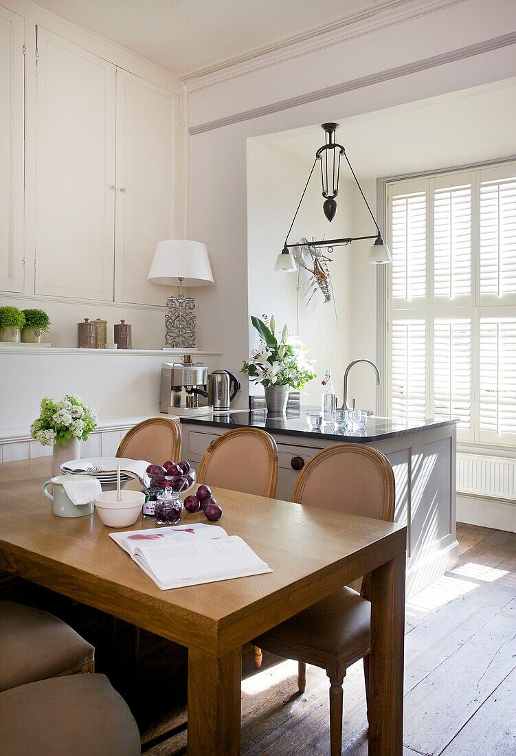 Sonnenbeschienene Küche und Essbereich in einem Haus in Cranbrook, Kent, England, UK