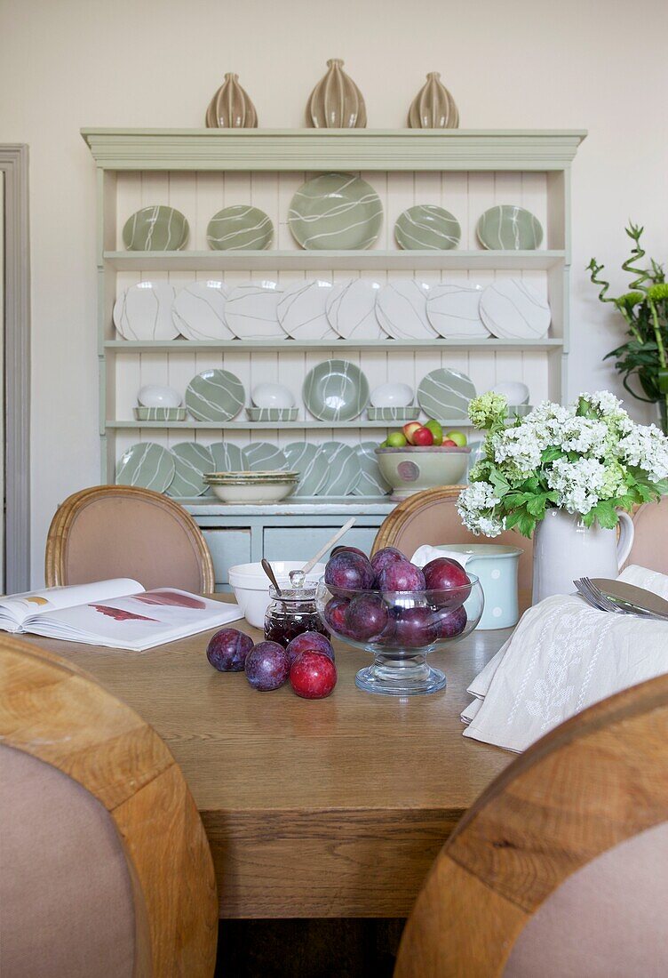 Pflaumenmarmelade auf dem Küchentisch mit Tellern auf der Kommode in einem Haus in Cranbrook, Kent, England, UK