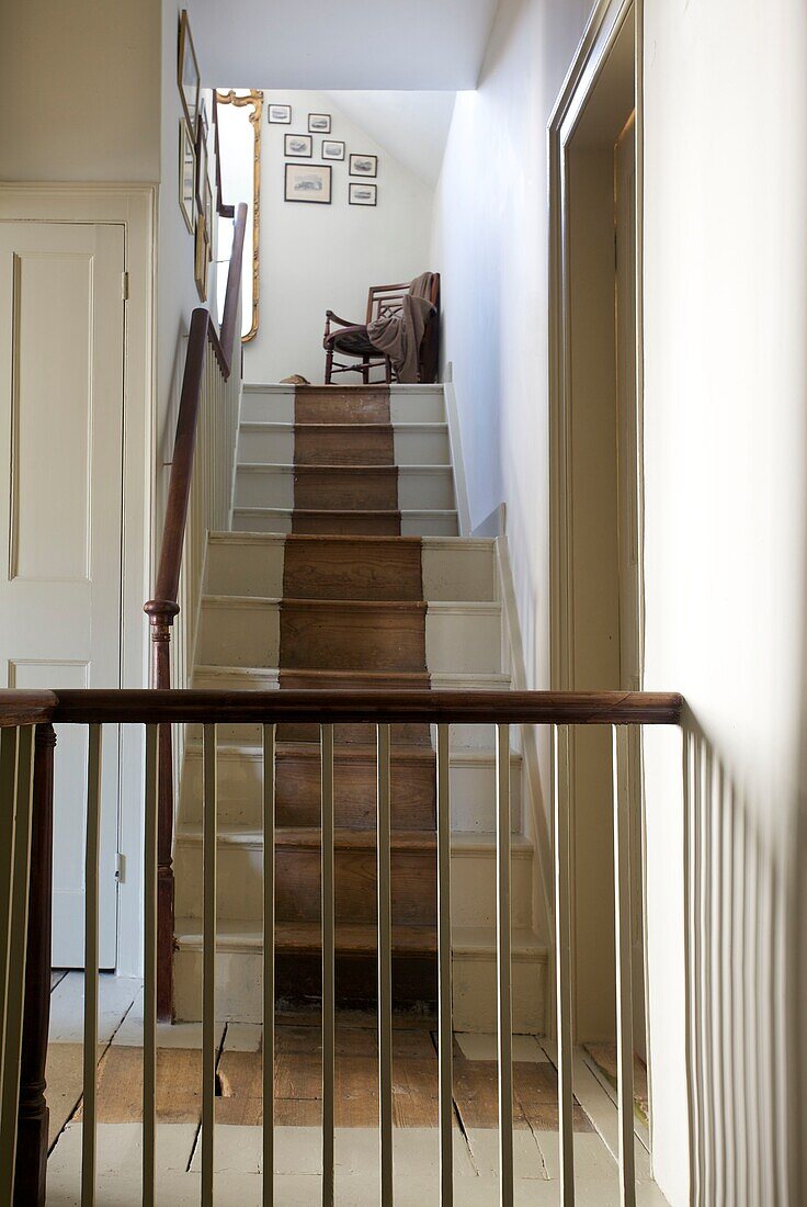 Holzgeländer und Treppe in einem Haus in Cranbrook, Kent, England, UK