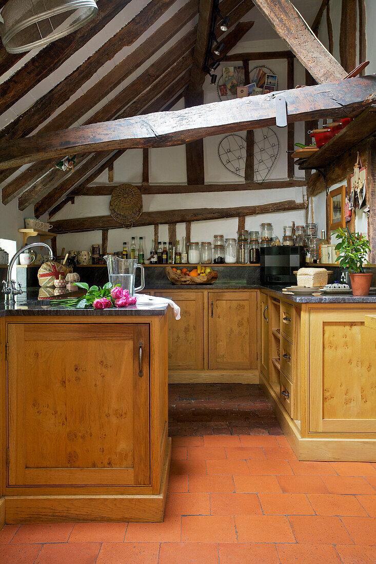 Holzbalkendecke in der Küche eines Cottage in Sandhurst, Kent, England, Vereinigtes Königreich