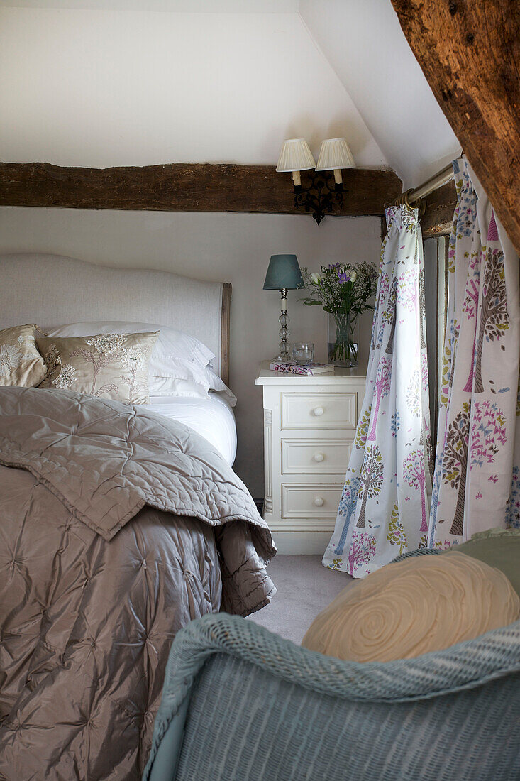 Pastellfarbenes Mobiliar im Schlafzimmer des Sandhurst Cottage, Kent, England, UK