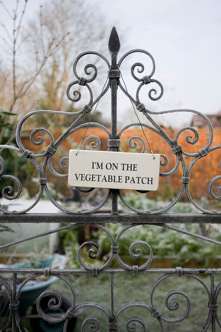 Gartenschild am schmiedeeisernen Tor in Tenterden, Kent, England, UK