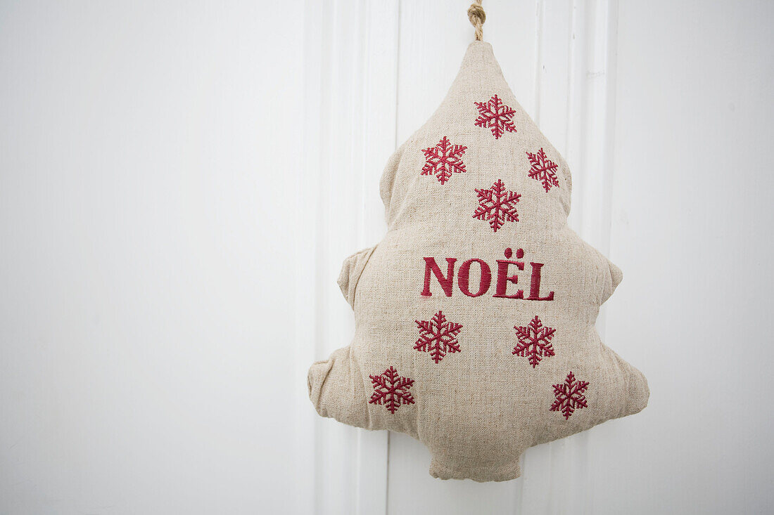 Weihnachtsdekoration in Form eines Baumes mit dem Wort 'noel' in einem Haus der Familie Tenterden, Kent, England, UK