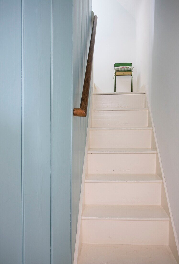 Hellblau und weiß gestrichene Treppe in einem Haus in Tenterden, Kent, England, Vereinigtes Königreich