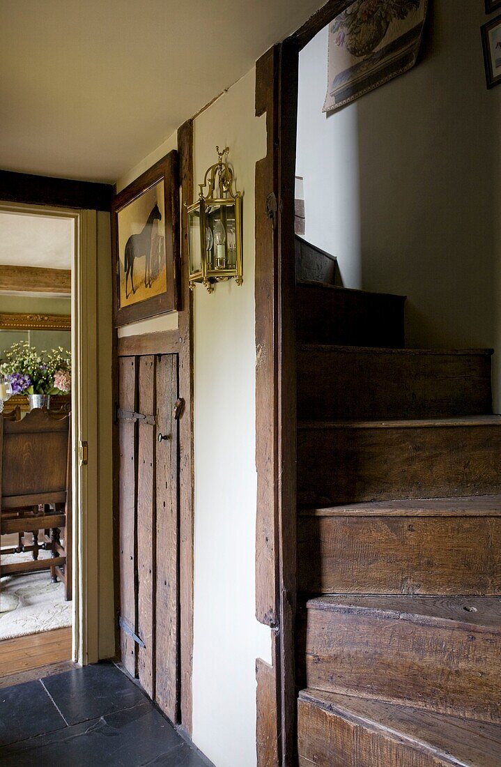 Holztreppe mit Untertreppenschrank in Fachwerkhaus, Grafty Green, Kent, England, UK