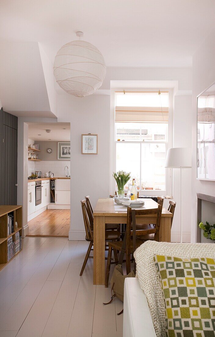 Esszimmer und Küche mit offenem Grundriss in einem Strandhaus in St Leonards, East Sussex, England, UK