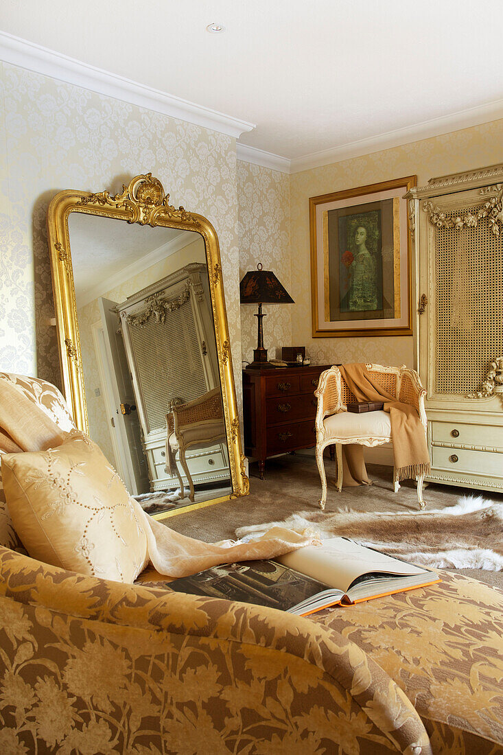Goldgerahmter Spiegel in voller Länge im Schlafzimmer eines Hauses in Kent, England UK