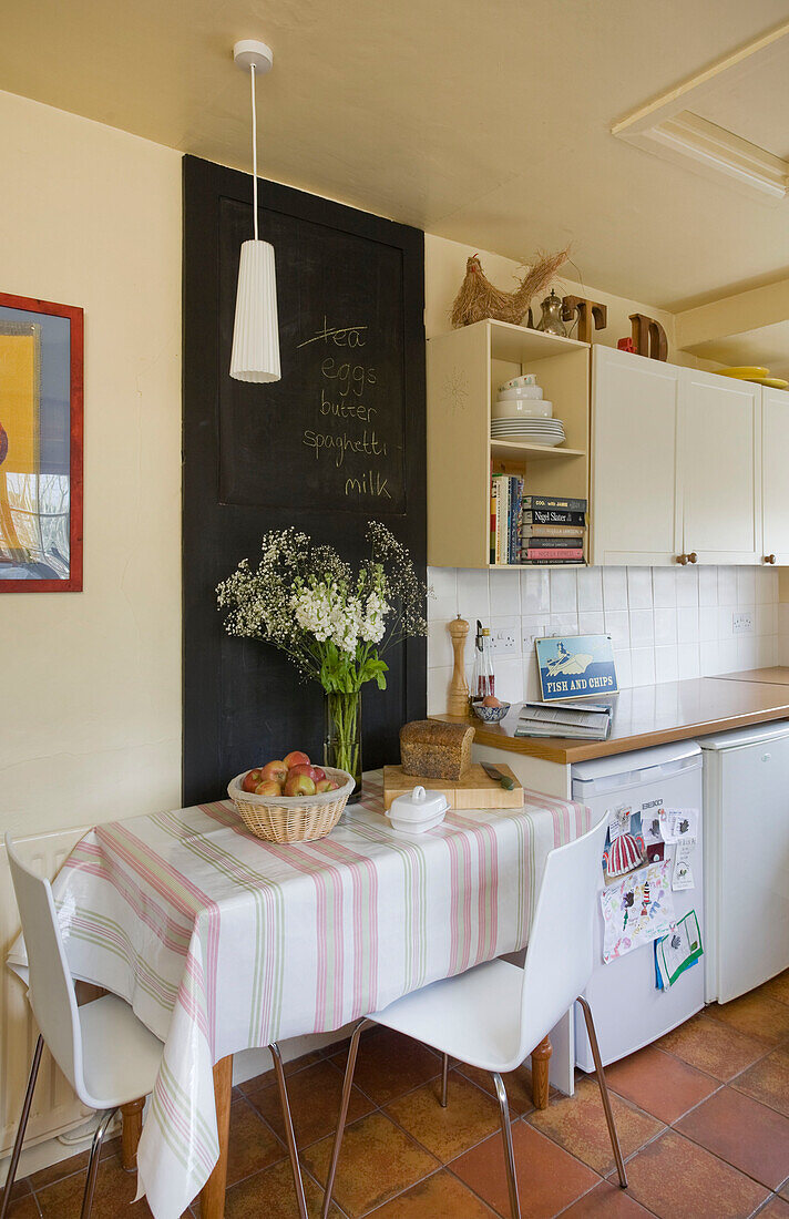 Schwarze Tafel über dem Küchentisch in einem Haus in Deal Kent England UK