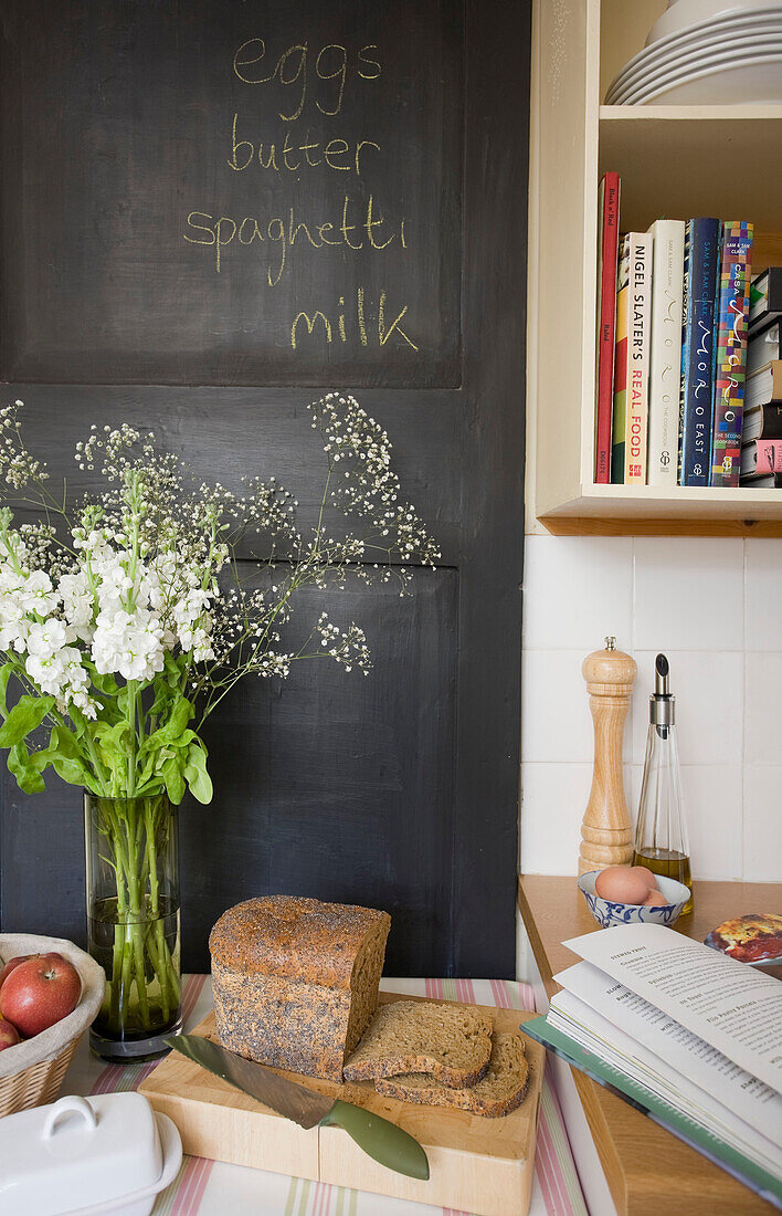 Tafel mit Schnittblumen und frischem Brot in einem Haus in Deal Kent England UK
