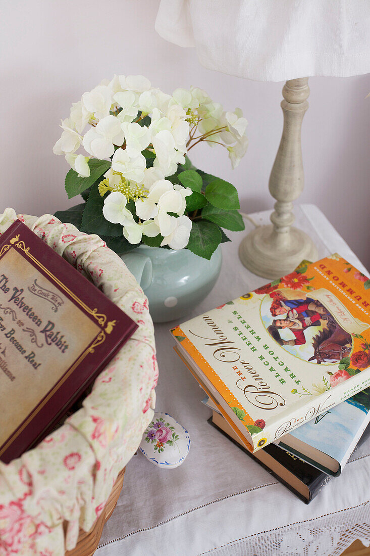 Bücher und Blumen auf Nachttisch in High Halden Bauernhaus Kent England UK