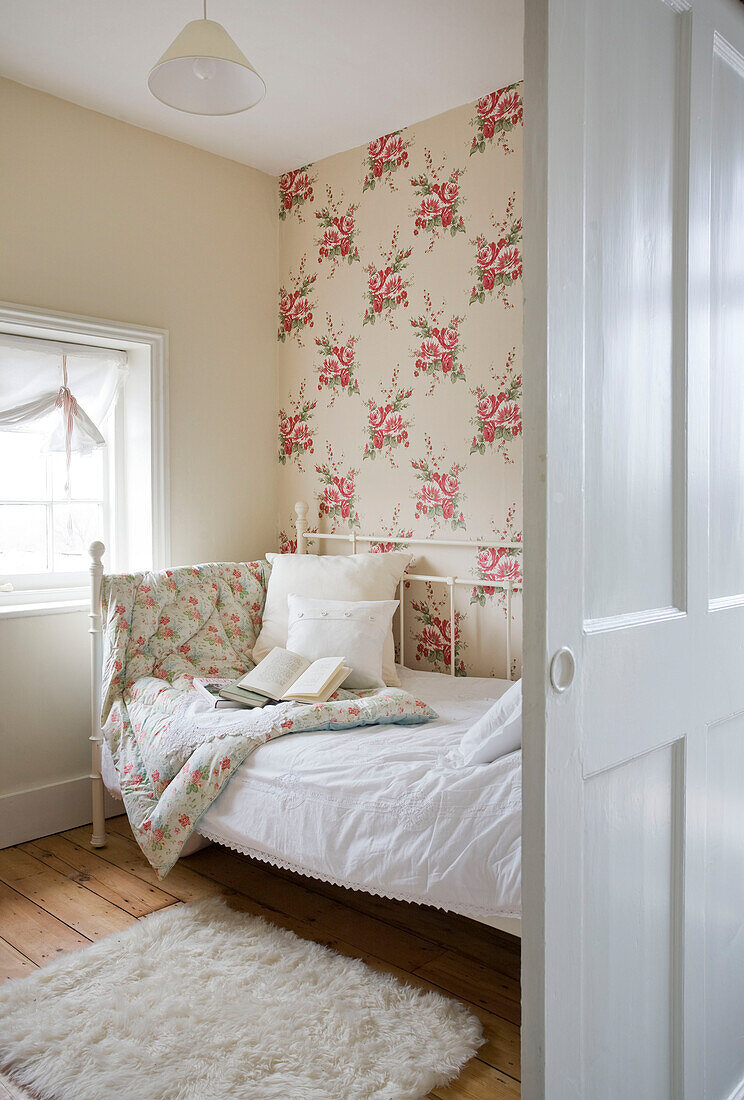 Tagesbett in einem kleinen Zimmer in einem Haus in Tenterden, Kent, England, UK