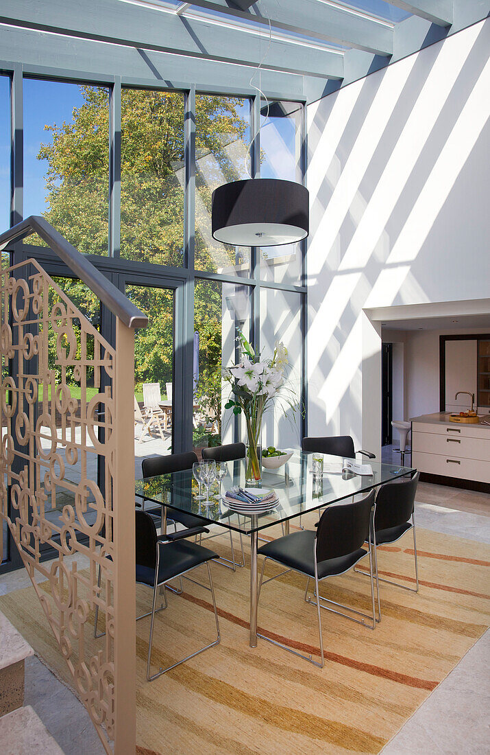 Doppelhoher Speisesaal mit Glasdecke in modernem Haus Bath Somerset, England, UK