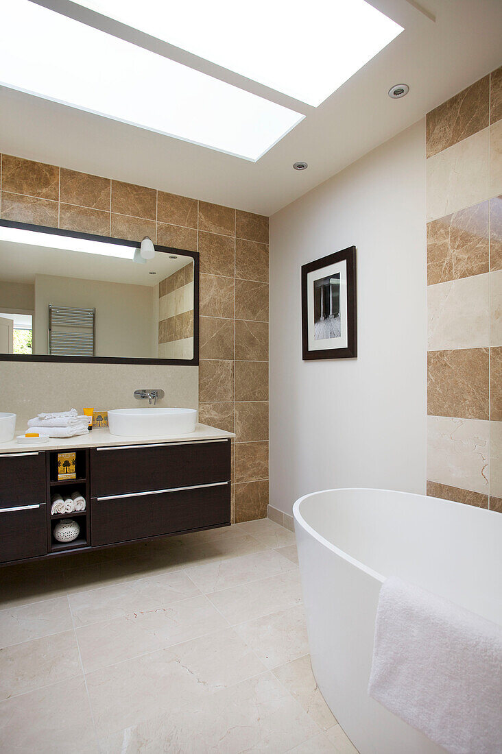 Braun gefliestes Badezimmer mit Lichtschacht in einem modernen Haus in Bath Somerset, England, UK
