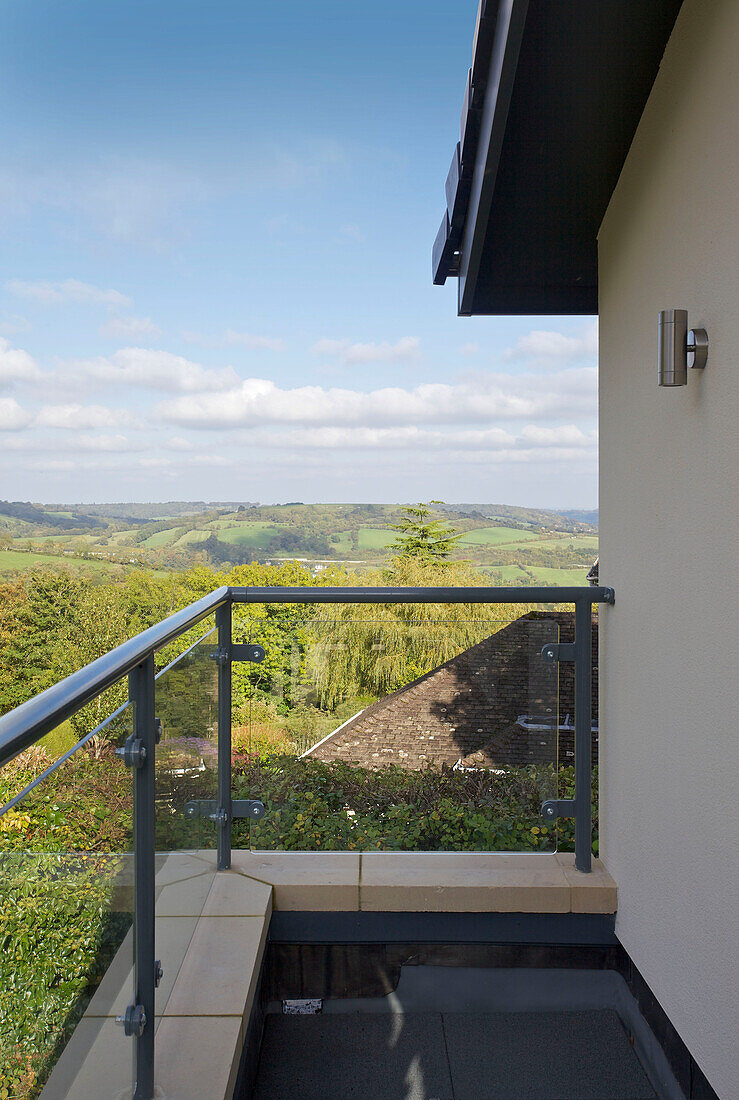 Außenbalkon mit Blick auf die Hügel von Somerset, England, UK