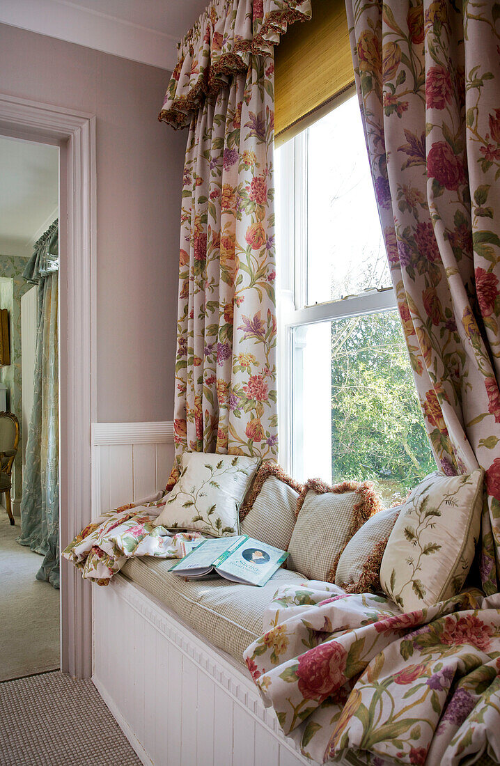Fenstersitz mit floral gemusterten Kissen in Kent home England UK