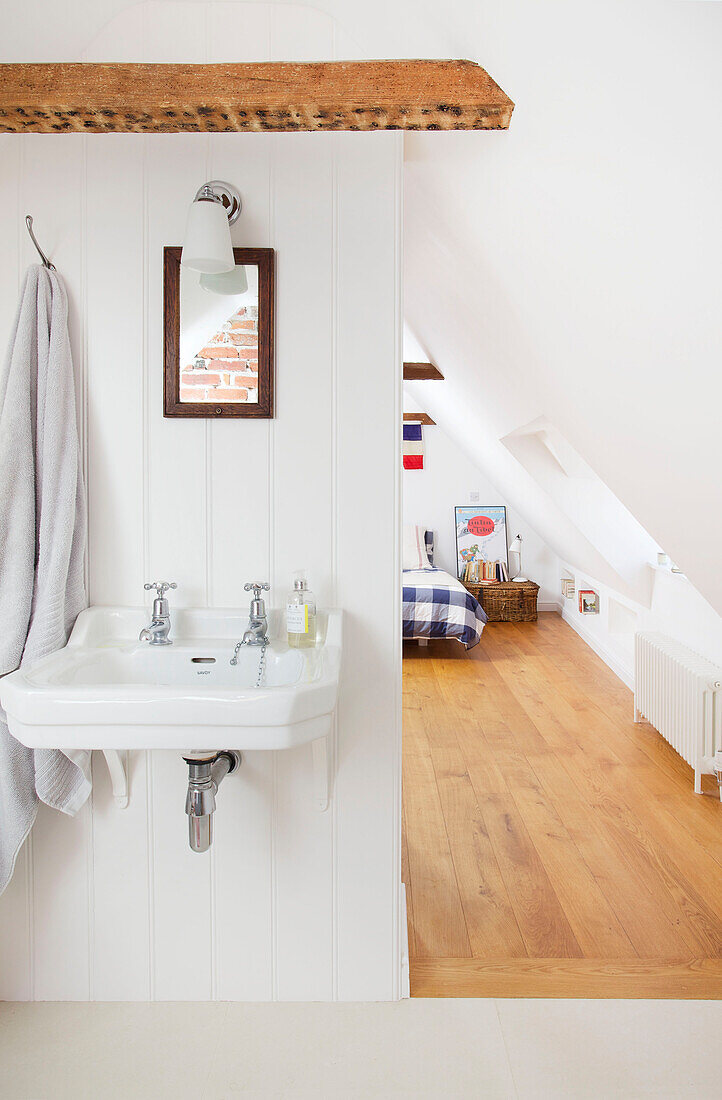 Ensuite-Badezimmer im Dachgeschoss eines Strandhauses in Emsworth, Hampshire, England UK