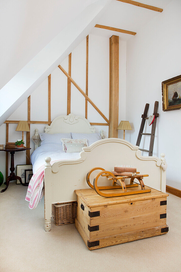 Doppelbett mit hölzernem Bettkasten in einem Bauernhaus mit Holzrahmen in Kent, England, UK