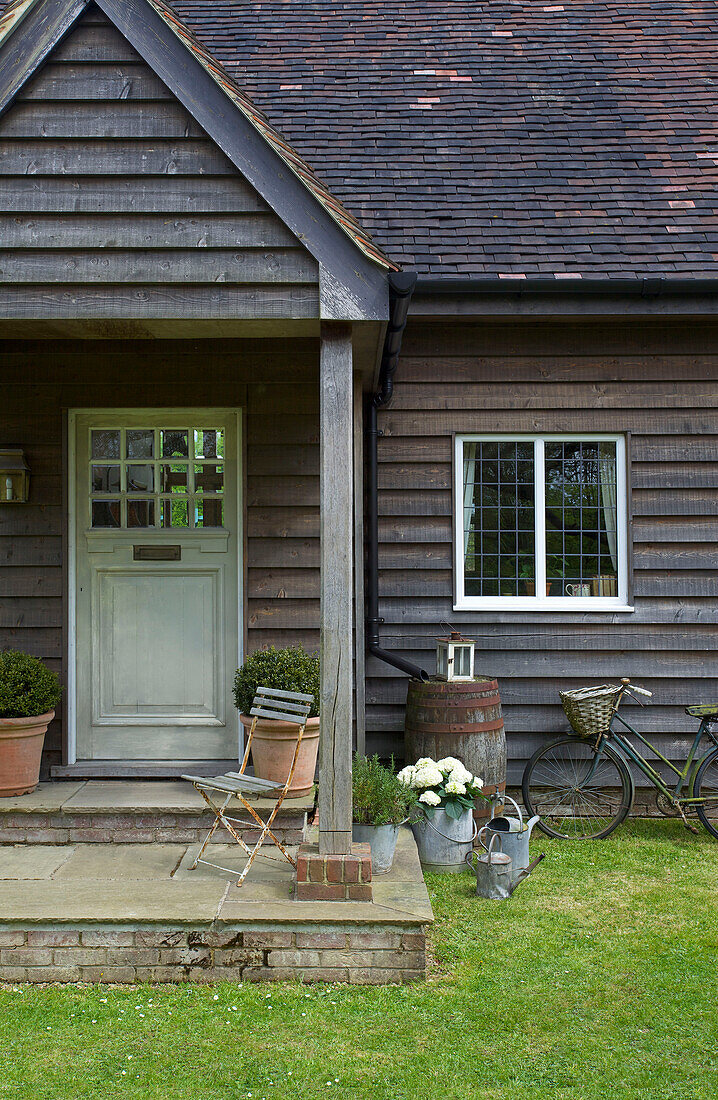 Vordere Stufe eines holzgetäfelten Hauses in Kent, England UK