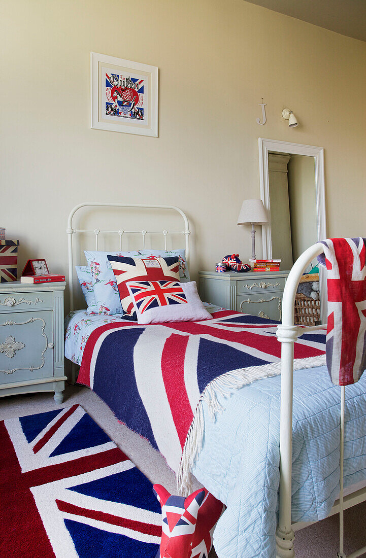 Union-Jack-Kissen und Teppich auf Einzelbett in viktorianischer Villa in Kent, England, UK