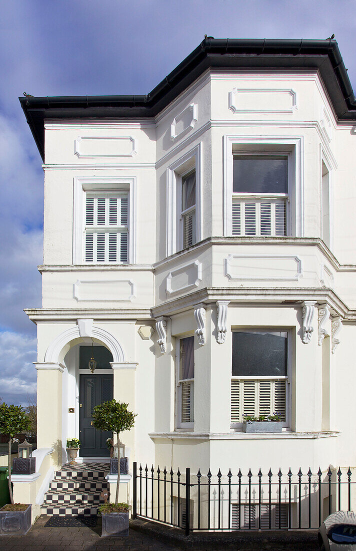 Weiße Fassade einer dreistöckigen viktorianischen Villa in Tunbridge Wells Kent England UK