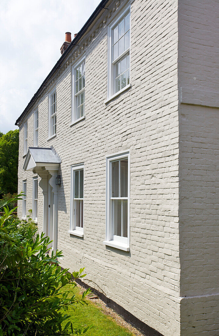Weiß getünchte Außenfassade des Einfamilienhauses Bishops Sutton Alresford Hampshire England UK