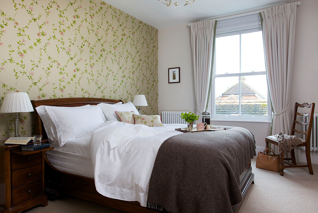 Frühstückstablett auf einem Doppelbett mit Decke und Blumentapete in einem Haus in Kilndown, Cranbrook, Kent, England, Vereinigtes Königreich