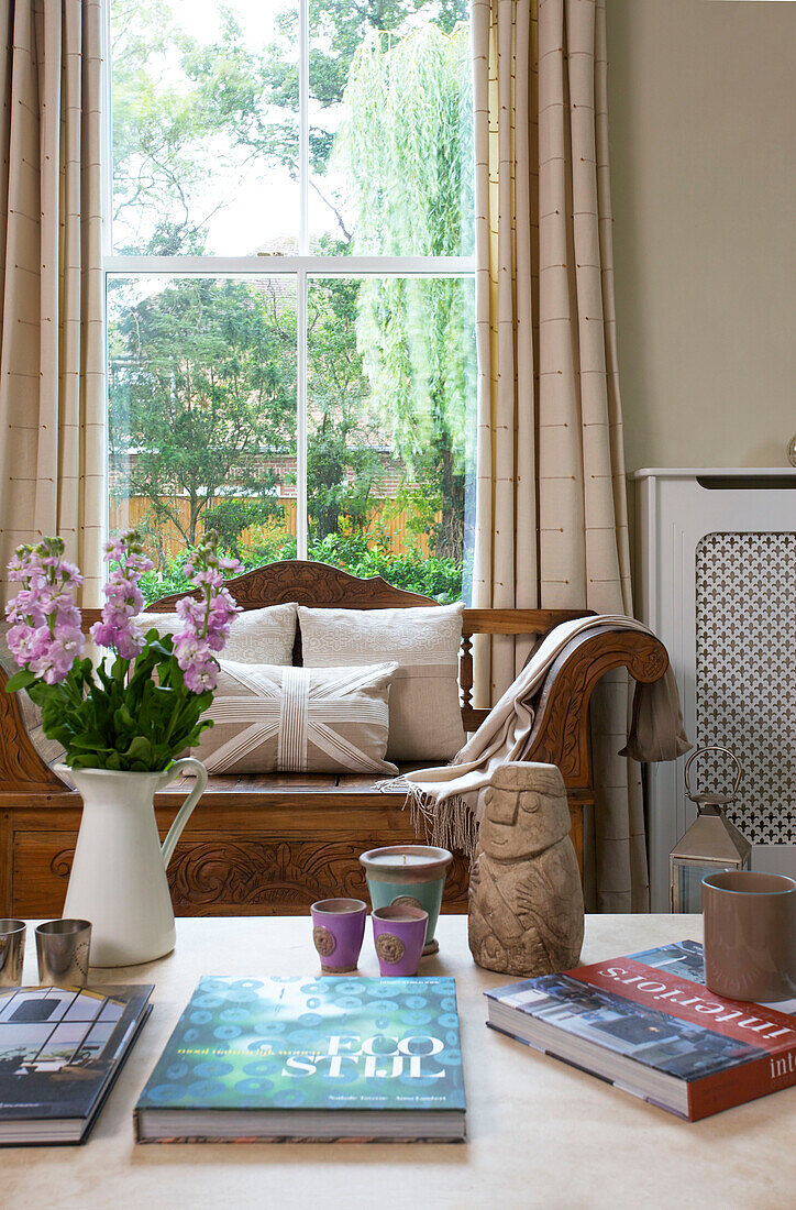 Schnittblumen und Bücher auf Couchtisch in Staplehurst Wohnzimmer Kent England UK