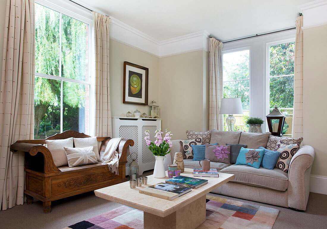 Zweisitzer-Sofas mit Couchtisch im Wohnzimmer in Staplehurst, Kent, England, UK