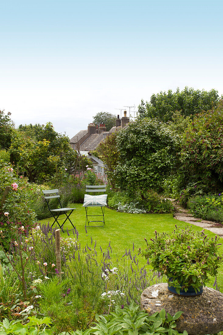 Klappstühle im Garten von Worth Matravers in Dorset England UK