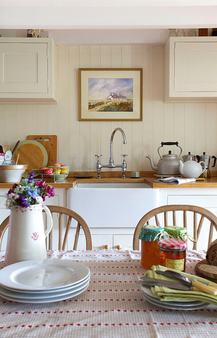 Marmelade und Schnittblumen auf dem Küchentisch in Worth Matravers Cottage Dorset England UK