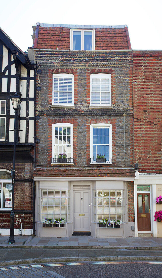 Vierstöckiges Backstein-Stadthaus in der Altstadt von Portsmouth, England, UK