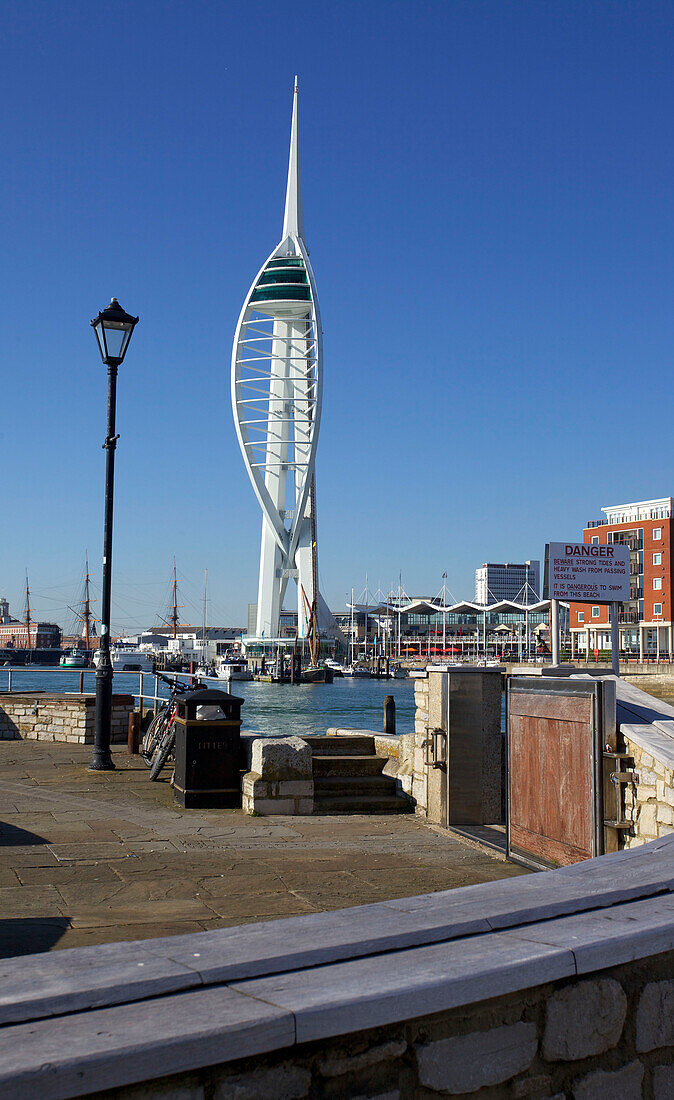Modernes Wahrzeichen im Hafen der Altstadt von Portsmouth England UK