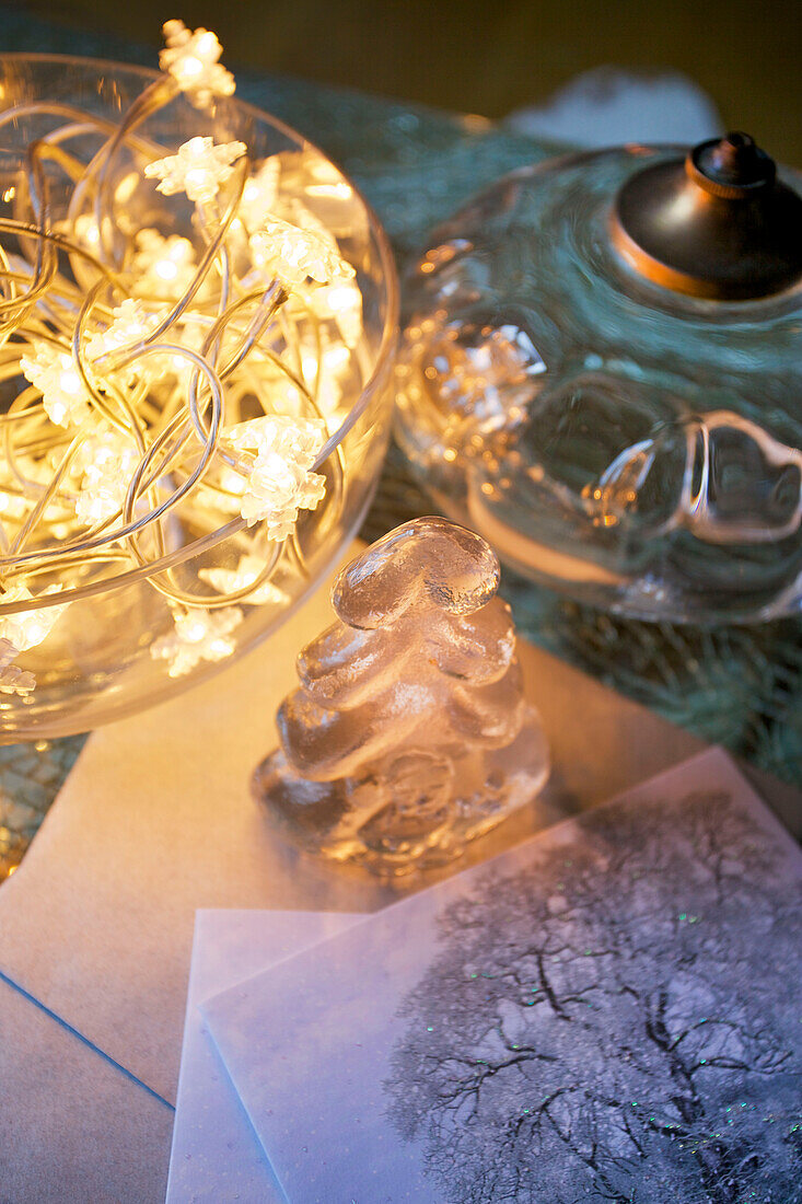 Beleuchtete Lichterketten mit Vintage-Glas in Faversham home at Christmas Kent England UK
