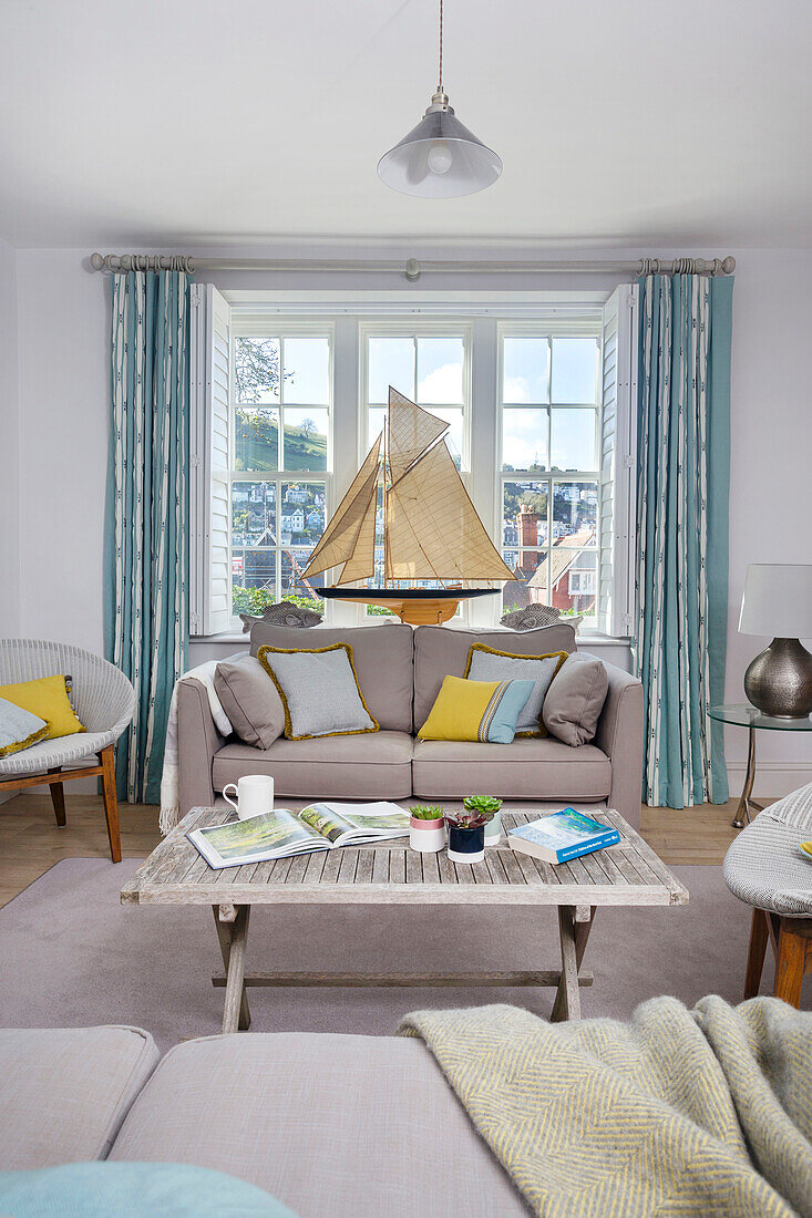 Modellboot mit Sofa im Fenster eines Hauses in Dartmouth, Devon, Großbritannien