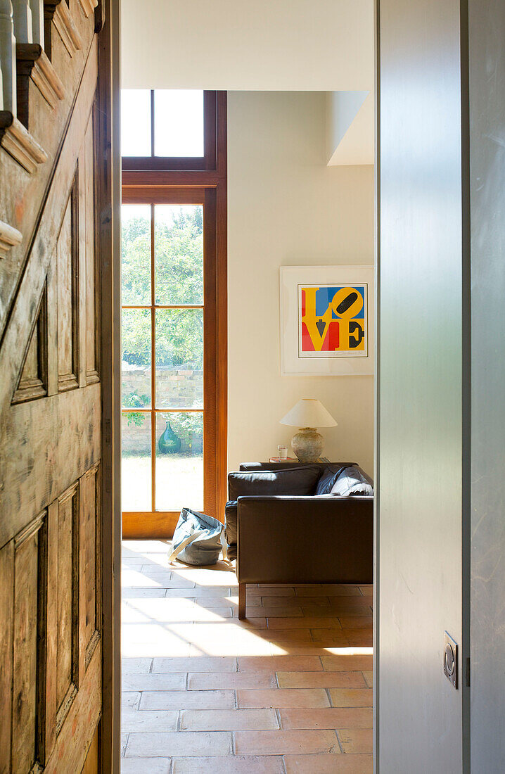 Braunes Ledersofa mit Glastüren in einem Haus in Hackney, London, England UK