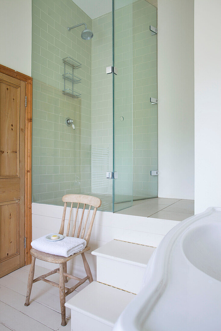 Ebenerdige Duschkabine im weißen Badezimmer eines Hauses in Hackney, London, England, UK