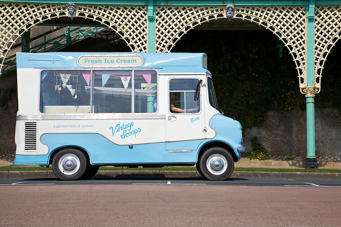 Eiswagen mit schmiedeeiserner Promenade in Brighton Sussex England UK