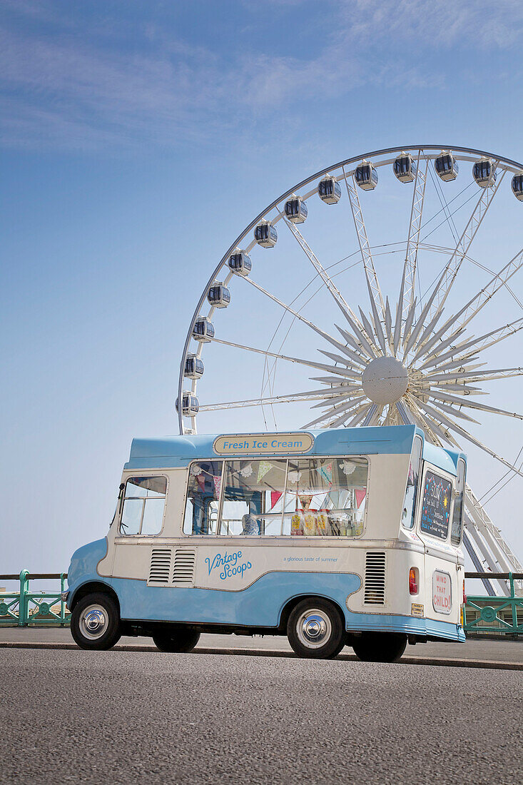 Eiswagen mit Brighton-Rad an der Strandpromenade Brighton and Hove Sussex England UK