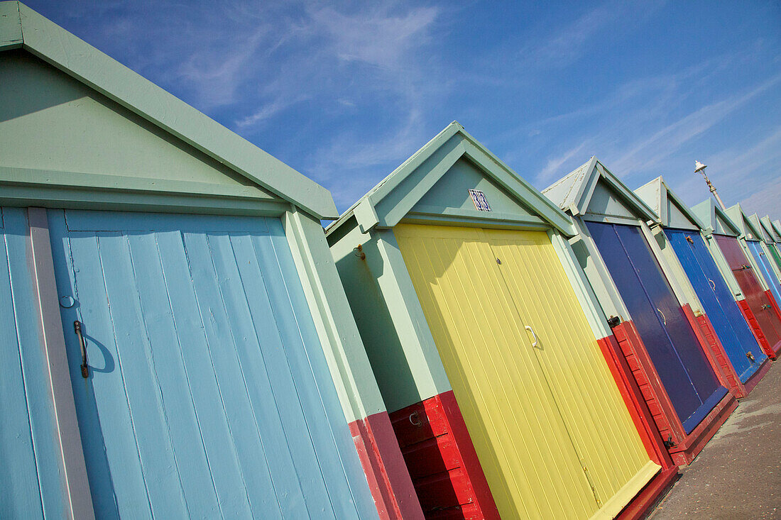 Farbenfrohe Strandhütten an der Strandpromenade von Brighton Sussex England UK