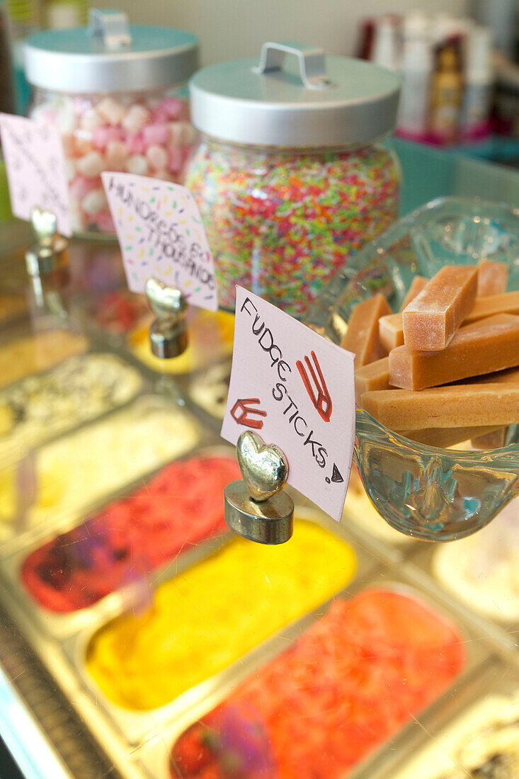 Süßwaren und Eiscreme mit handgefertigten Schildern in Brighton Sussex England UK