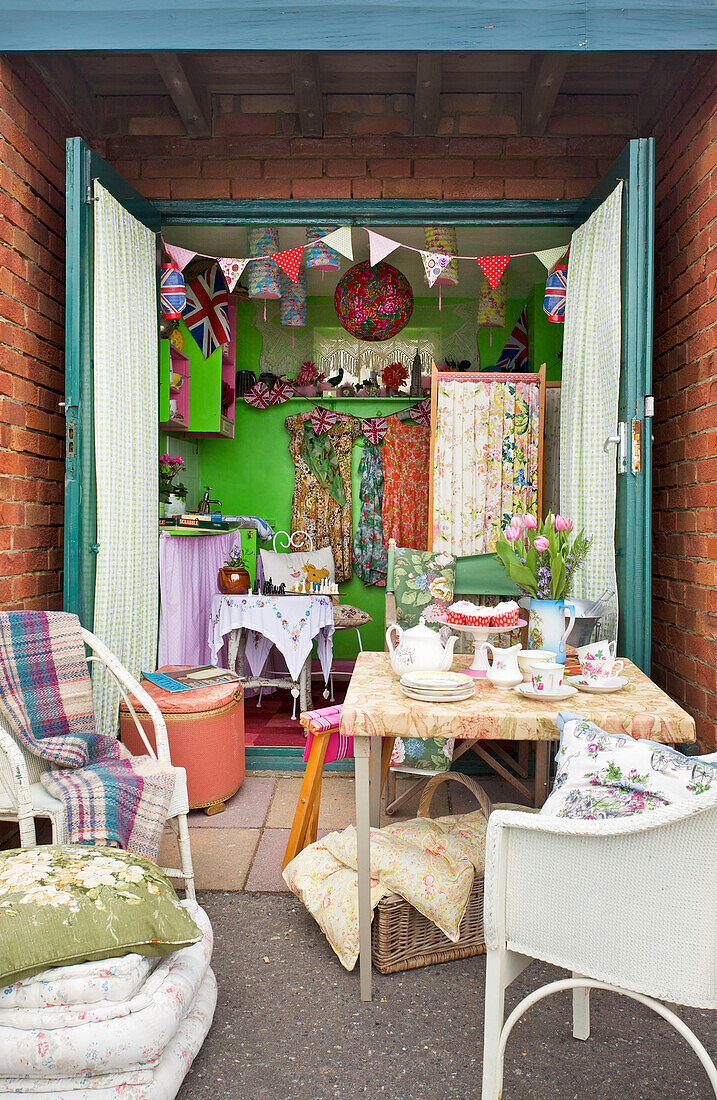 Tisch und Stühle im Hinterhof eines Teeladens Brighton Sussex England UK