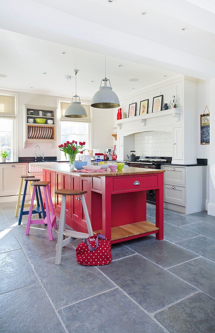 Hellrosa Kücheninsel mit Fliesenboden in einem Haus in Woodchurch, Kent, England, UK