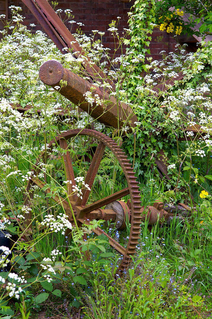 Rostiges Bremsrad einer Windmühle in Kent, Großbritannien